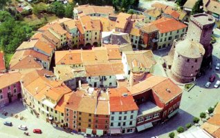 Visione dall'alto della Piazza di Varese Ligure